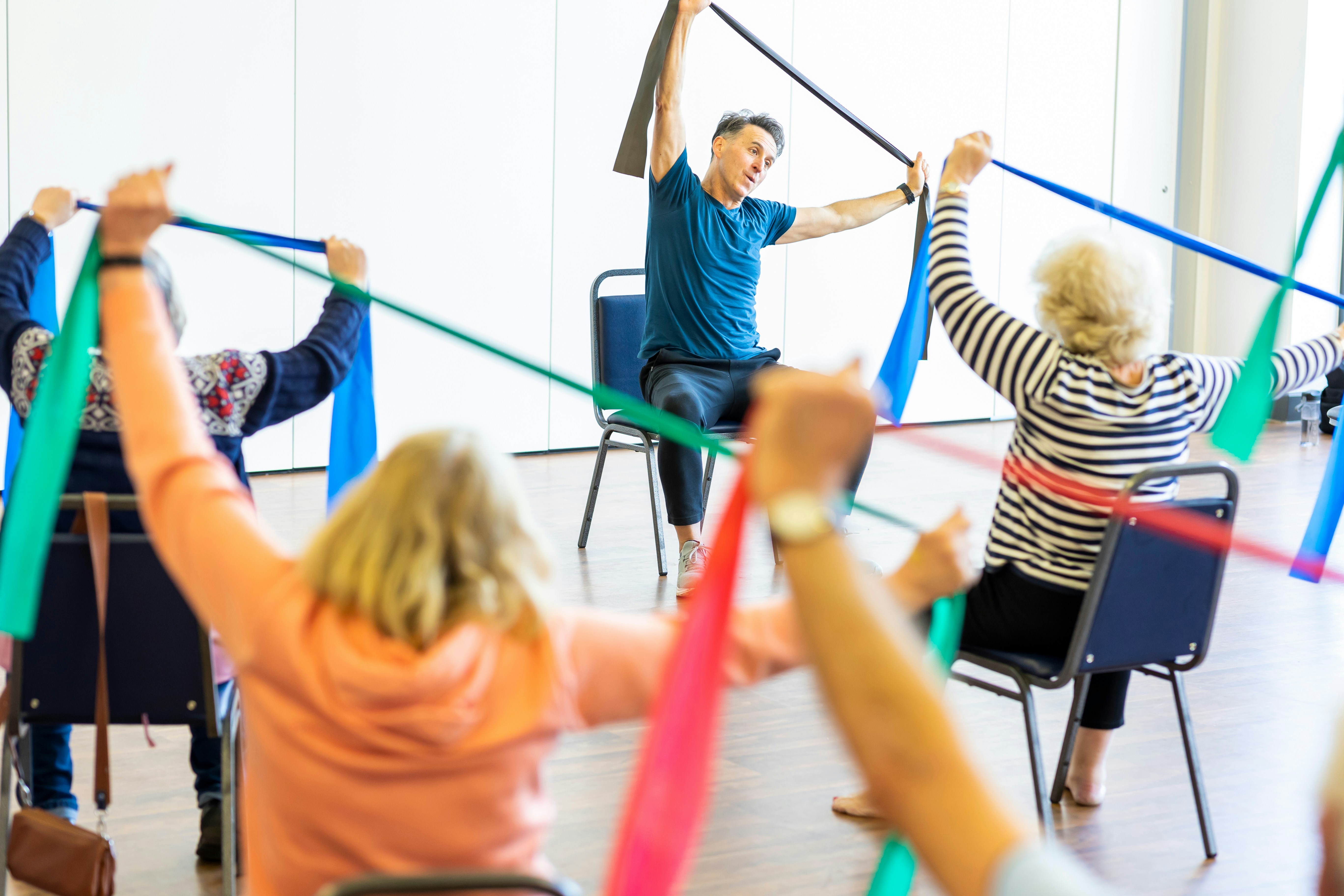 Equipo de fisioterapia atendiendo en clínica
